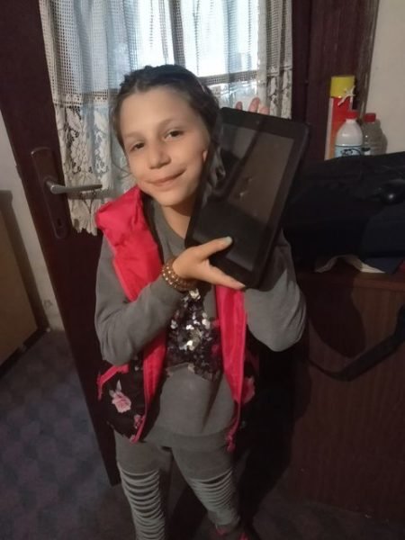 Donacija laptopa i tableta za porodicu Ignjatović 2 Donacija laptopa i tableta za porodicu Ignjatović 2