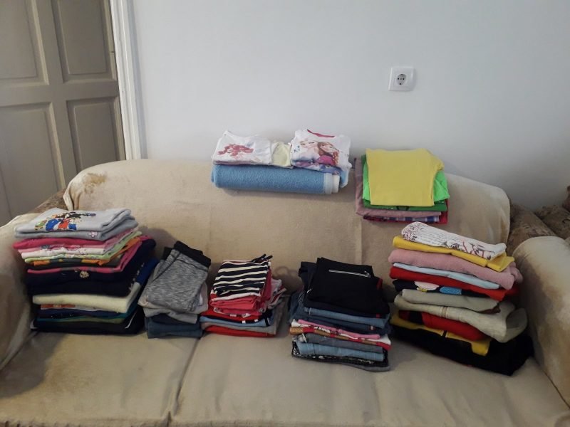 Donacija garderobe i igračaka za porodicu Stevanović 3