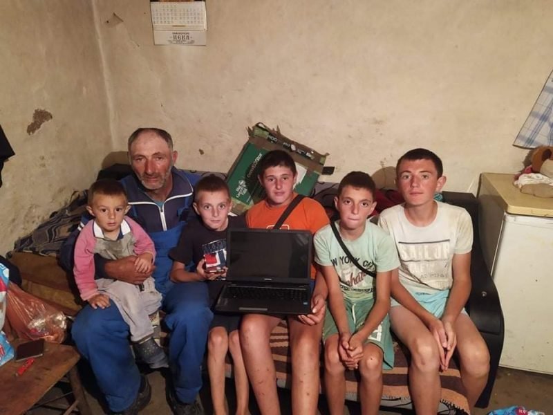 Donacija laptopa za porodicu Trajković 1