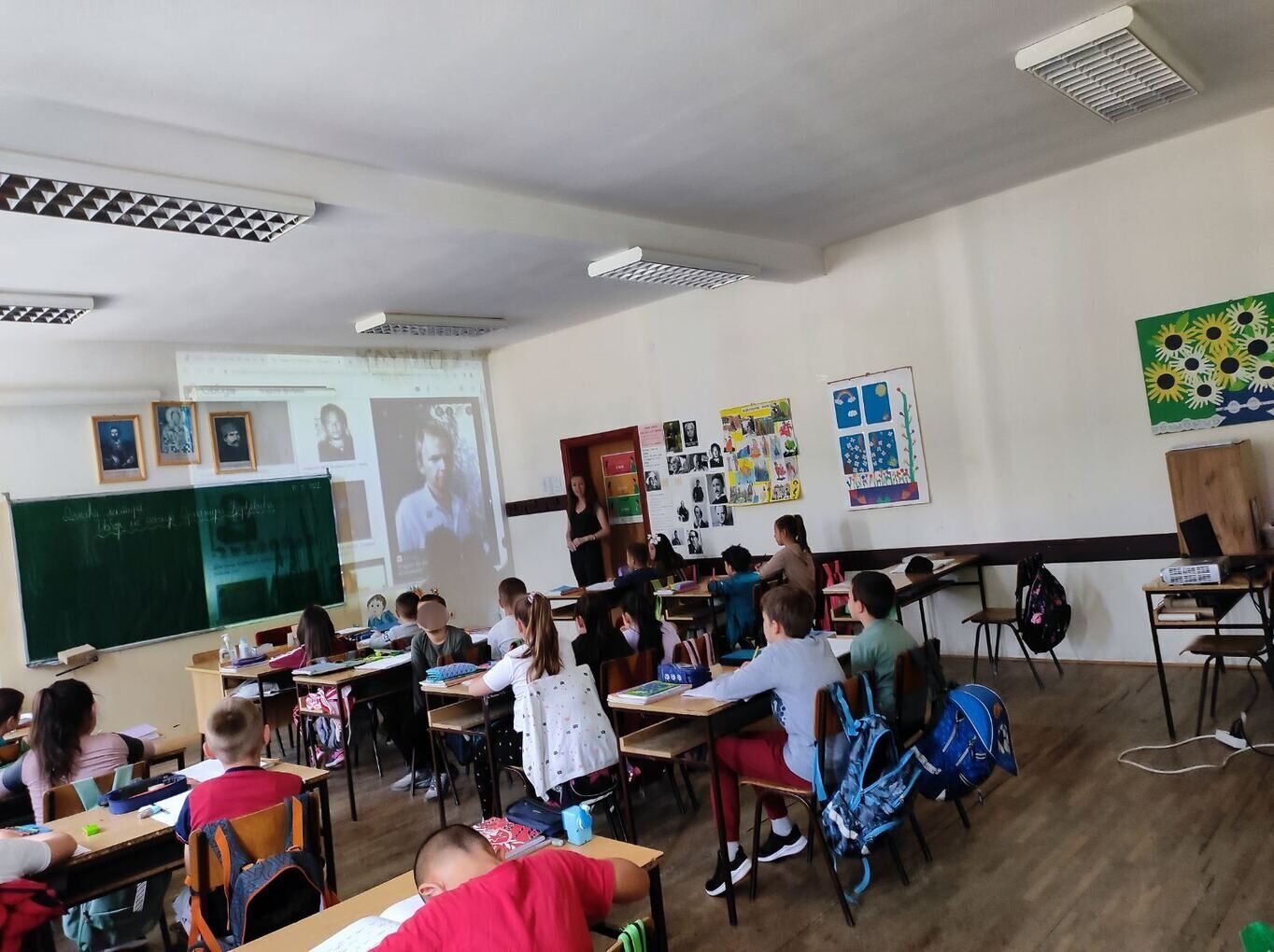 Donacija laptopa i projektora za decu na Kosovu | Infostud 3 Donacija laptopa i projektora za decu na Kosovu | Infostud 3