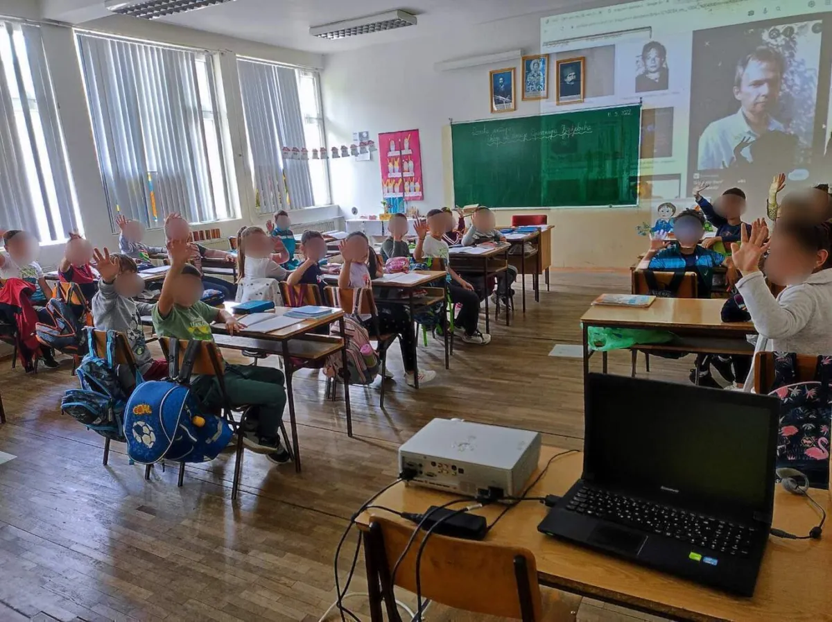 Donacija laptopa i projektora za decu na Kosovu | Infostud 1 Donacija laptopa i projektora za decu na Kosovu | Infostud 1