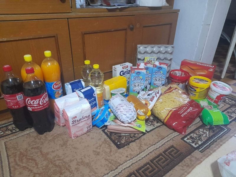 Donacija garderobe i hrane za porodicu Biserčić 3