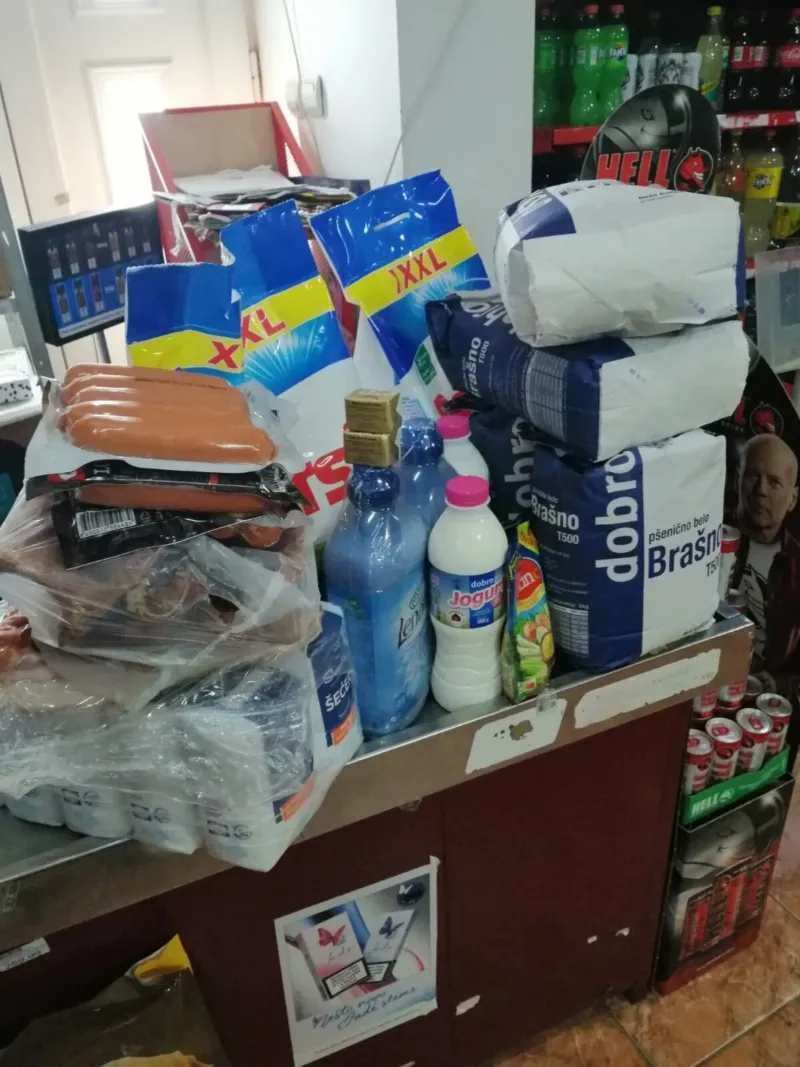 Kupovina namirnica za porodicu Lazarević