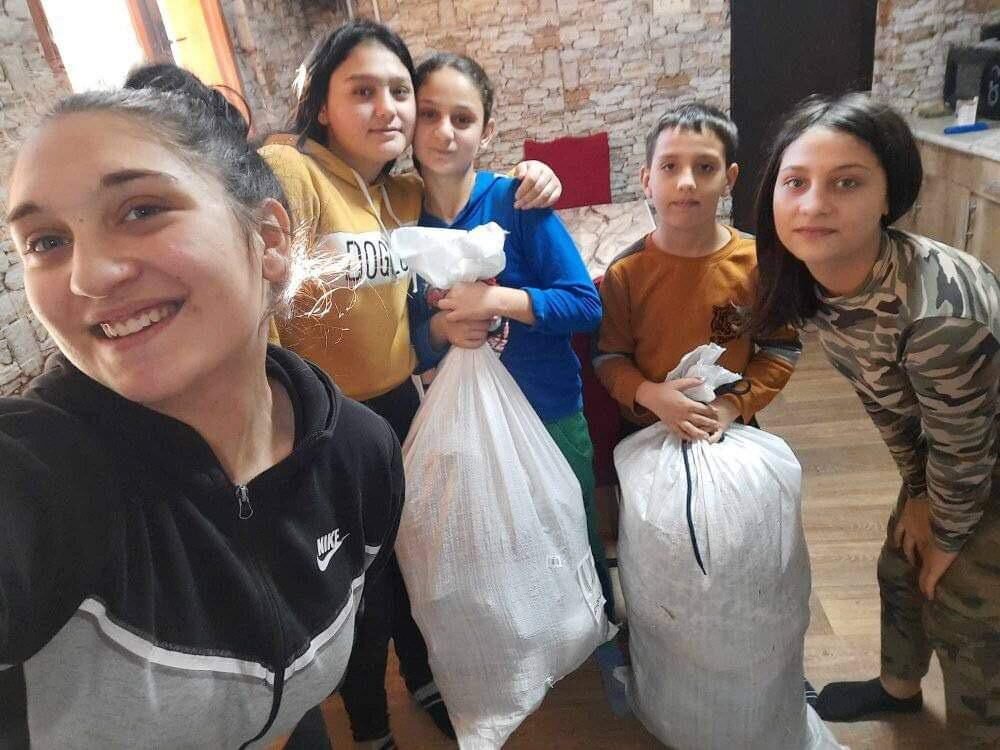 Donacija garderobe i igračaka porodici Jovanović 2 Donacija garderobe i igračaka porodici Jovanović 2