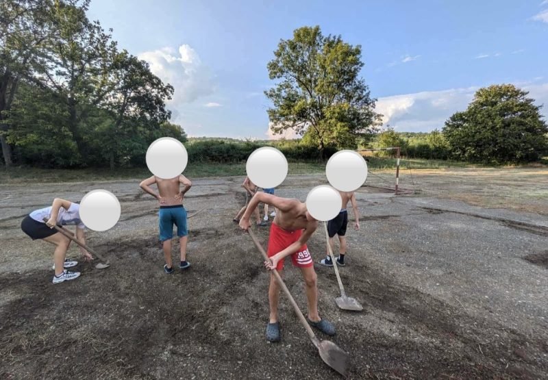 Uredjivanje igrališta (radovi u toku) 1 Uredjivanje igrališta (radovi u toku)