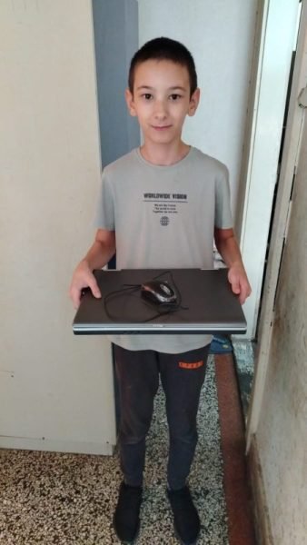 Donacija laptopa porodici Dunđerski 2 Donacija laptopa porodici Dunđerski 2