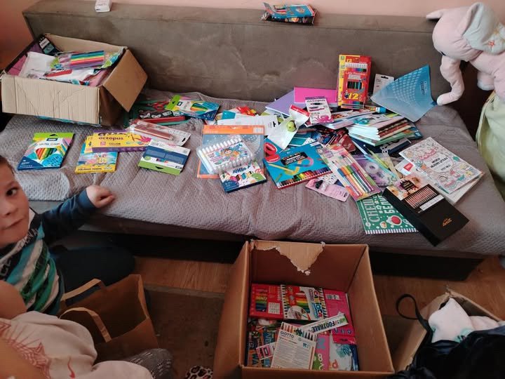 Donacija garderobe i školskog pribora porodici Stevanović / PU BAMBINO/ 3