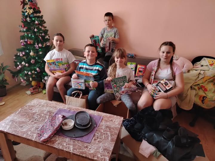 Donacija garderobe i školskog pribora porodici Stevanović / PU BAMBINO/ 1