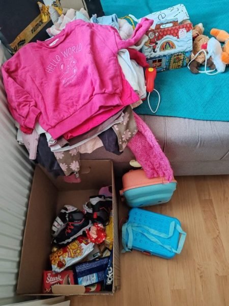 Donacija garderobe i slatkiša porodici Trifunović/Marković