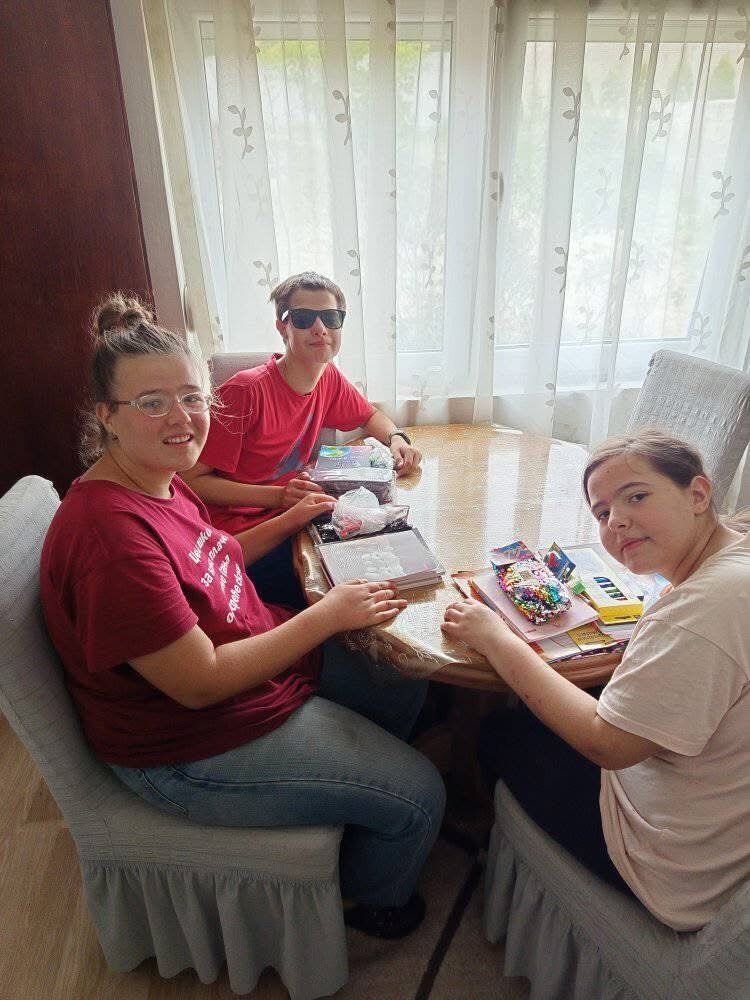 Kupovina školskog pribora ugroženoj deci 2025. 20 Kupovina školskog pribora ugroženoj deci 2025. 20