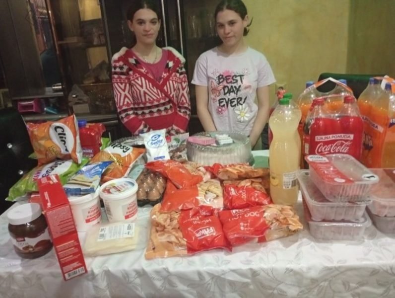 Kupovina namirnica za proslavu rođendana devojčica iz porodice Kačikola