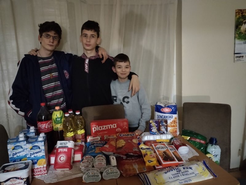 Kupovina namirnica porodici Todosijević / Jeremić