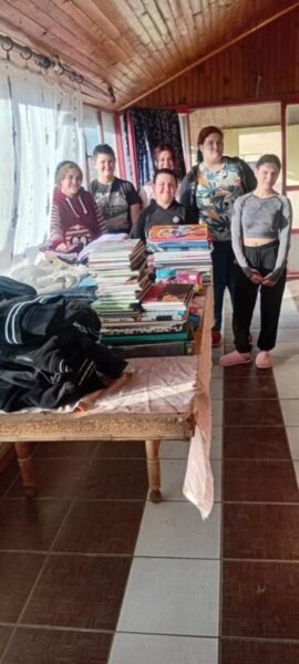 DONACIJA OČUVANE GARDEROBE I ŠKOLSKOG PRIBORA PORODICI KAČIKOLA