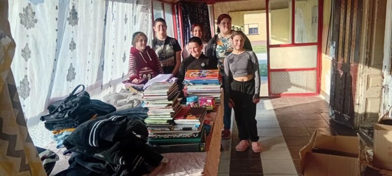 DONACIJA OČUVANE GARDEROBE I ŠKOLSKOG PRIBORA PORODICI KAČIKOLA-2