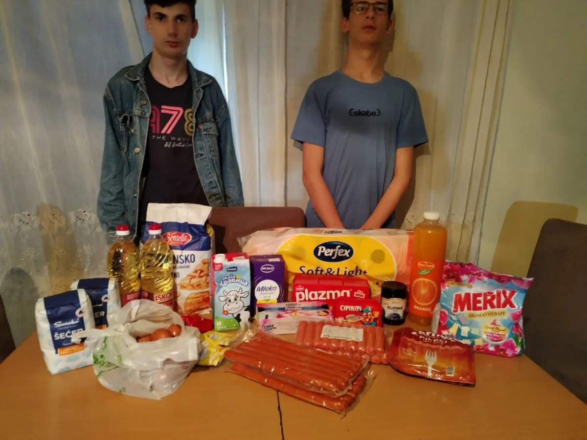 Kupovina namirnica porodici Todosijević/Jeremić